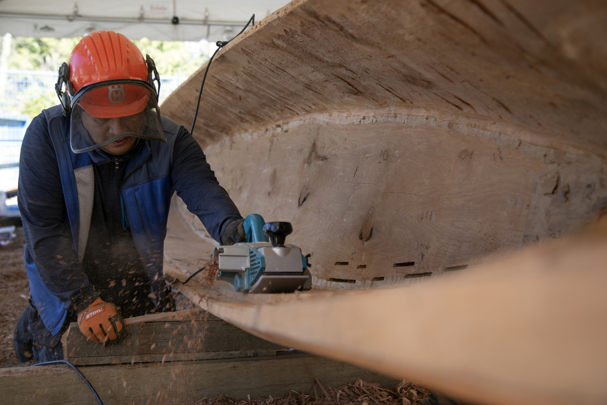 Ray Natraoro sanding the log